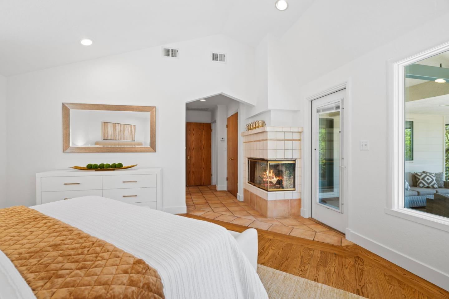 Detail Gallery Image 8 of 27 For 1780 Edgewood Rd, Redwood City,  CA 94062 - 4 Beds | 3/1 Baths