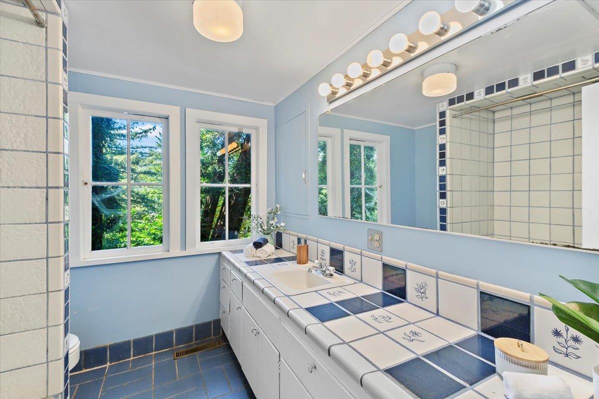 Detail Gallery Image 19 of 29 For 31 Skyline Dr, Woodside,  CA 94062 - 4 Beds | 2 Baths