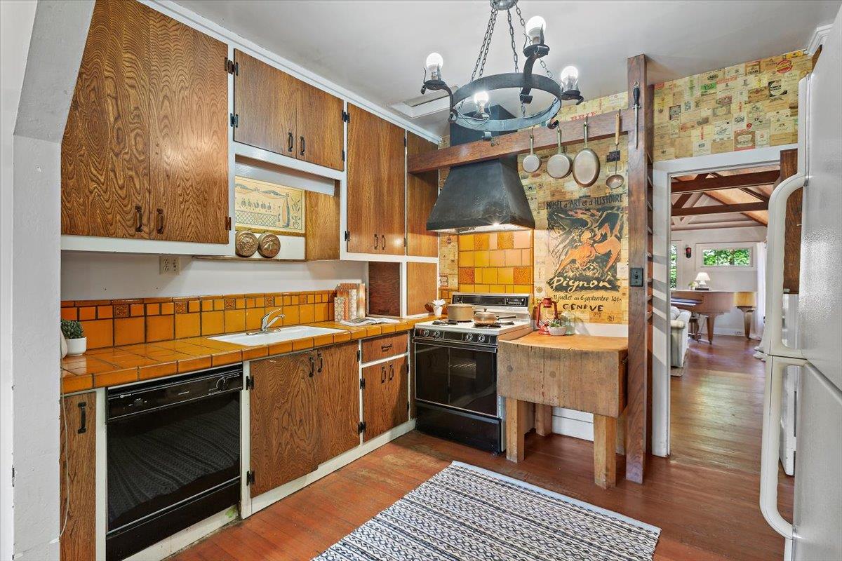Detail Gallery Image 8 of 29 For 31 Skyline Dr, Woodside,  CA 94062 - 4 Beds | 2 Baths