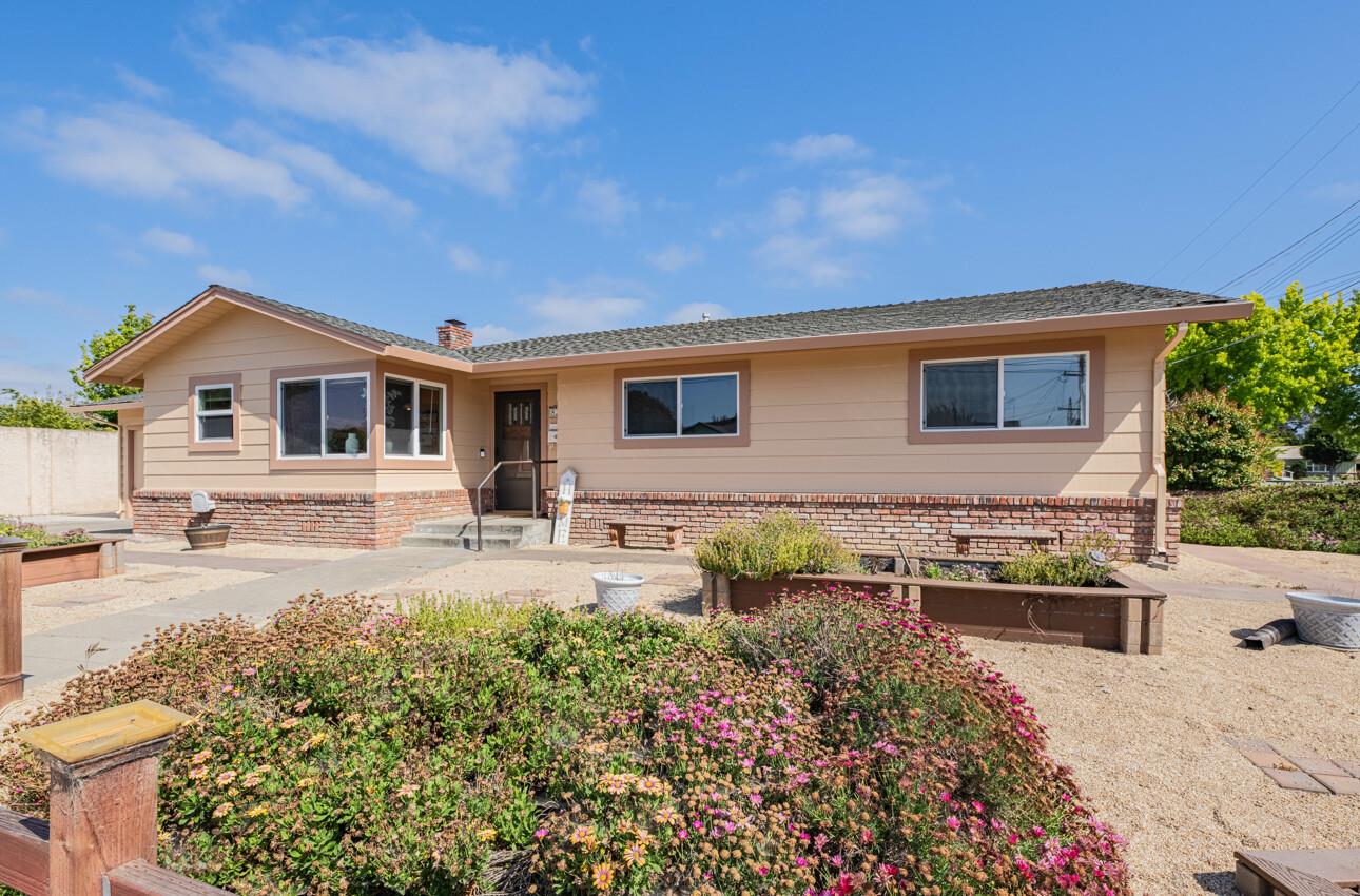 Detail Gallery Image 2 of 38 For 829 Los Palos Dr, Salinas,  CA 93901 - 3 Beds | 2 Baths