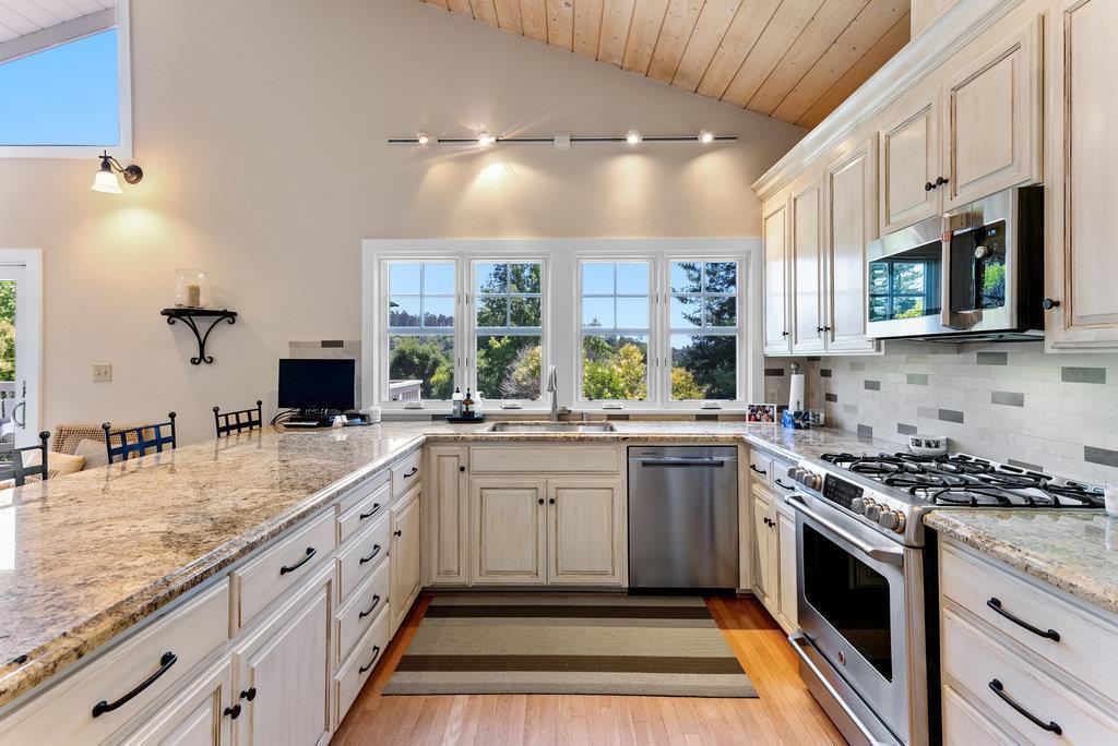 Detail Gallery Image 13 of 54 For 455 Calle Del Sol, Aptos,  CA 95003 - 4 Beds | 3/2 Baths