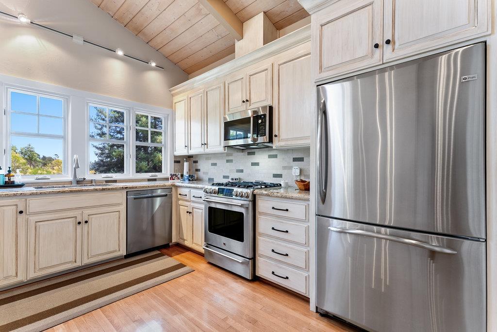 Detail Gallery Image 14 of 54 For 455 Calle Del Sol, Aptos,  CA 95003 - 4 Beds | 3/2 Baths