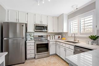 Detail Gallery Image 2 of 17 For 1234 Clinton St #C,  Redwood City,  CA 94061 - 2 Beds | 2 Baths
