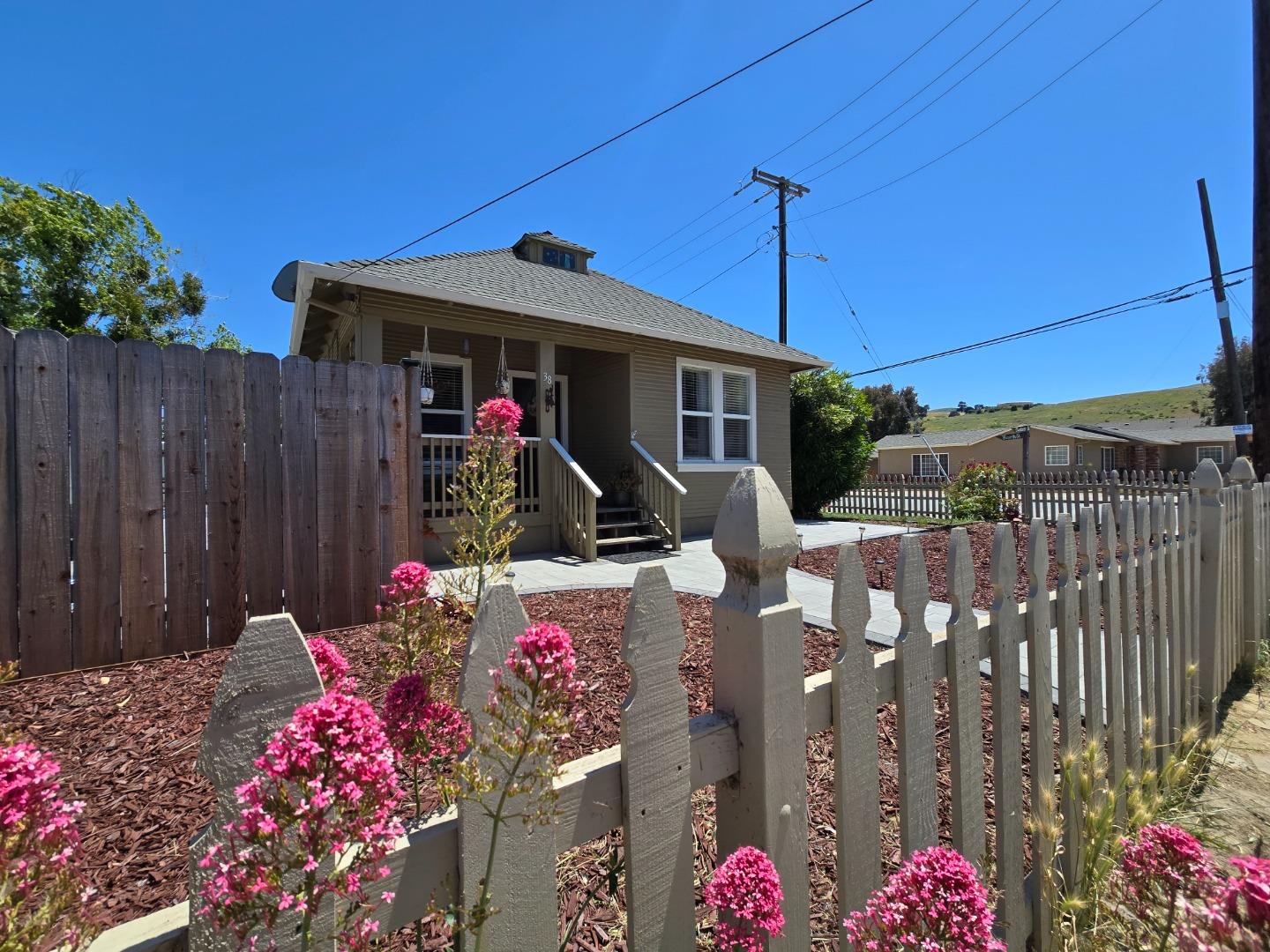 Detail Gallery Image 3 of 41 For 38 Monterey St, San Juan Bautista,  CA 95045 - 2 Beds | 1 Baths