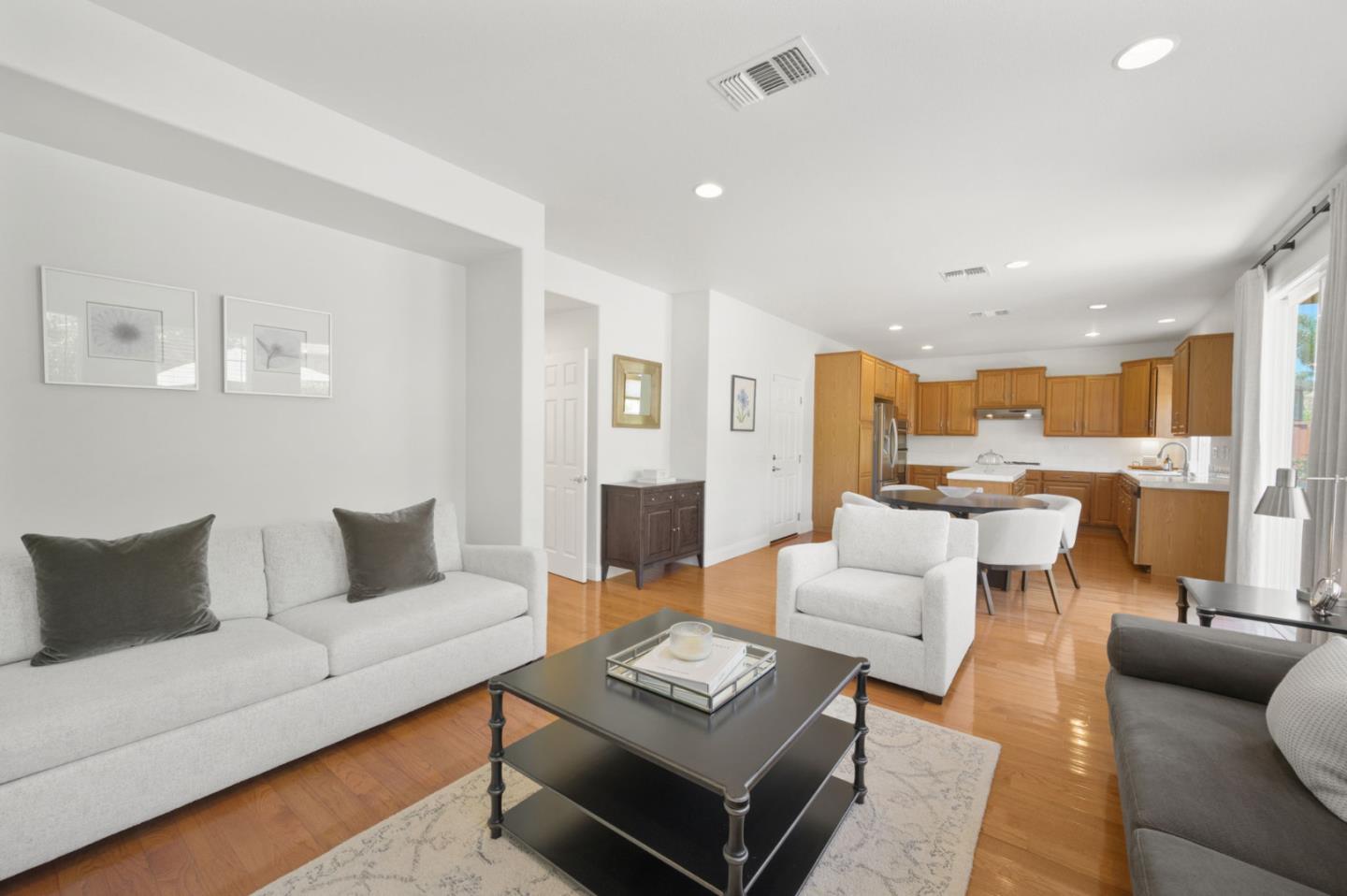 Detail Gallery Image 14 of 55 For 7128 Cerro Crest Dr, San Jose,  CA 95138 - 4 Beds | 2/1 Baths