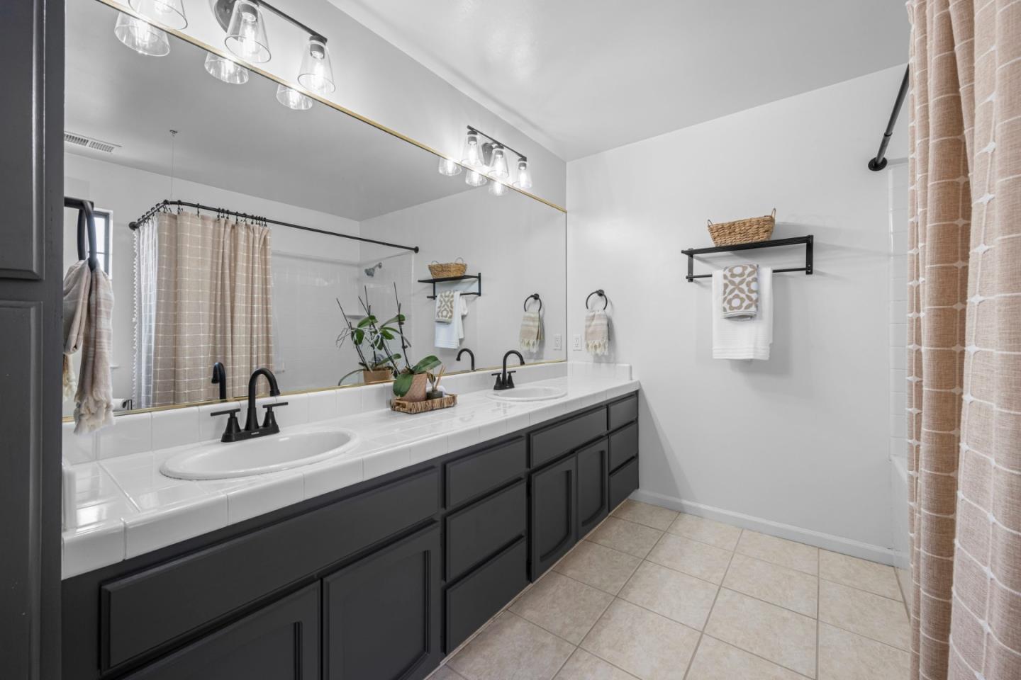 Detail Gallery Image 41 of 98 For 1851 Severinsen St, Hollister,  CA 95023 - 4 Beds | 2/1 Baths