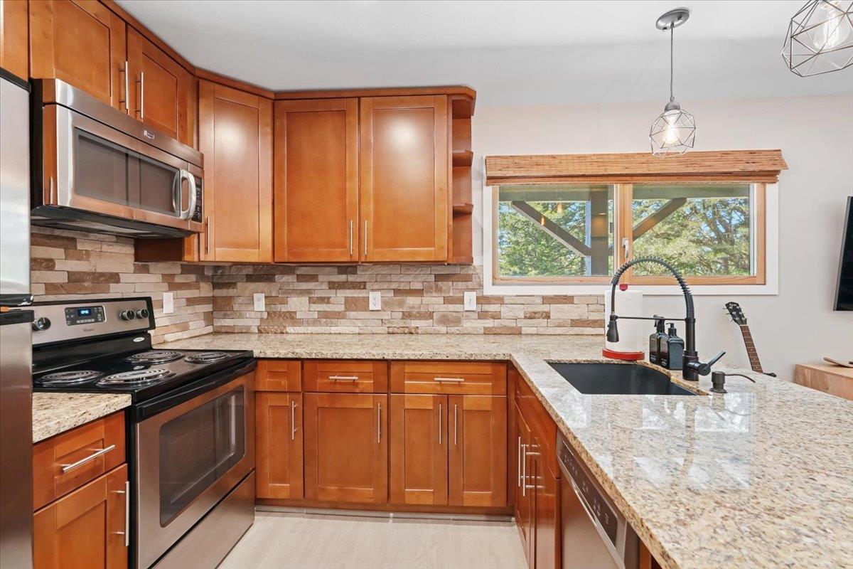 Detail Gallery Image 33 of 46 For 12960 Skyline Blvd, Woodside,  CA 94062 - 3 Beds | 2 Baths