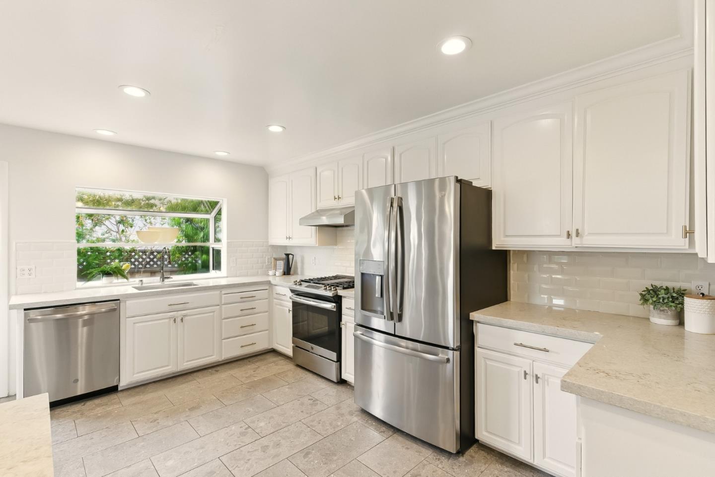 Detail Gallery Image 14 of 47 For 24 Chilton Ave, San Carlos,  CA 94070 - 4 Beds | 2 Baths