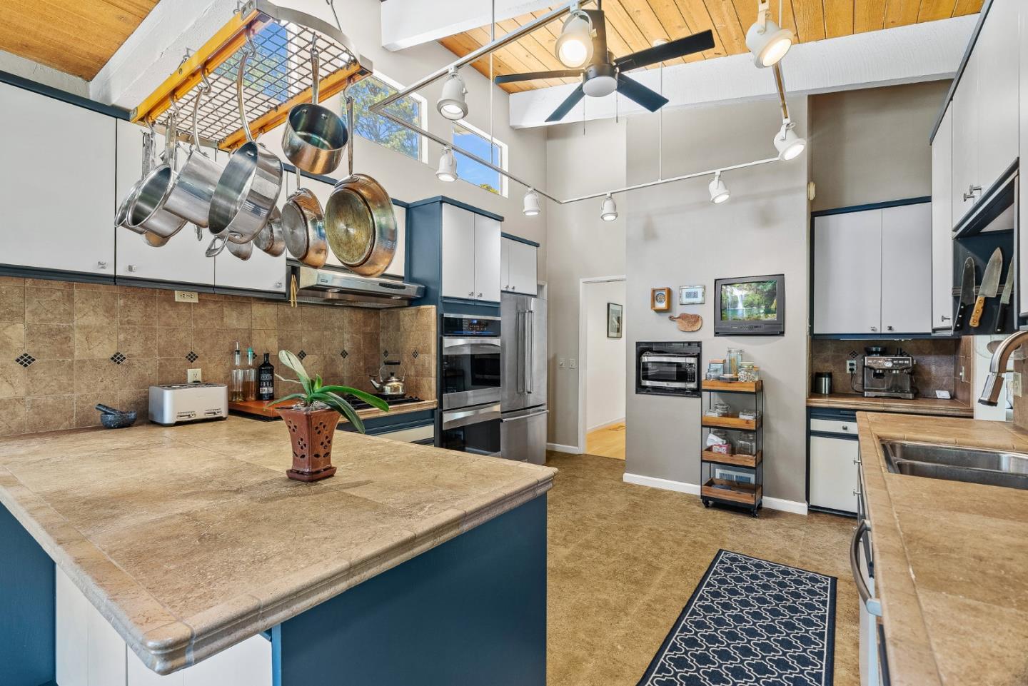 Detail Gallery Image 6 of 52 For 152 Montclair Dr, Santa Cruz,  CA 95060 - 4 Beds | 3 Baths