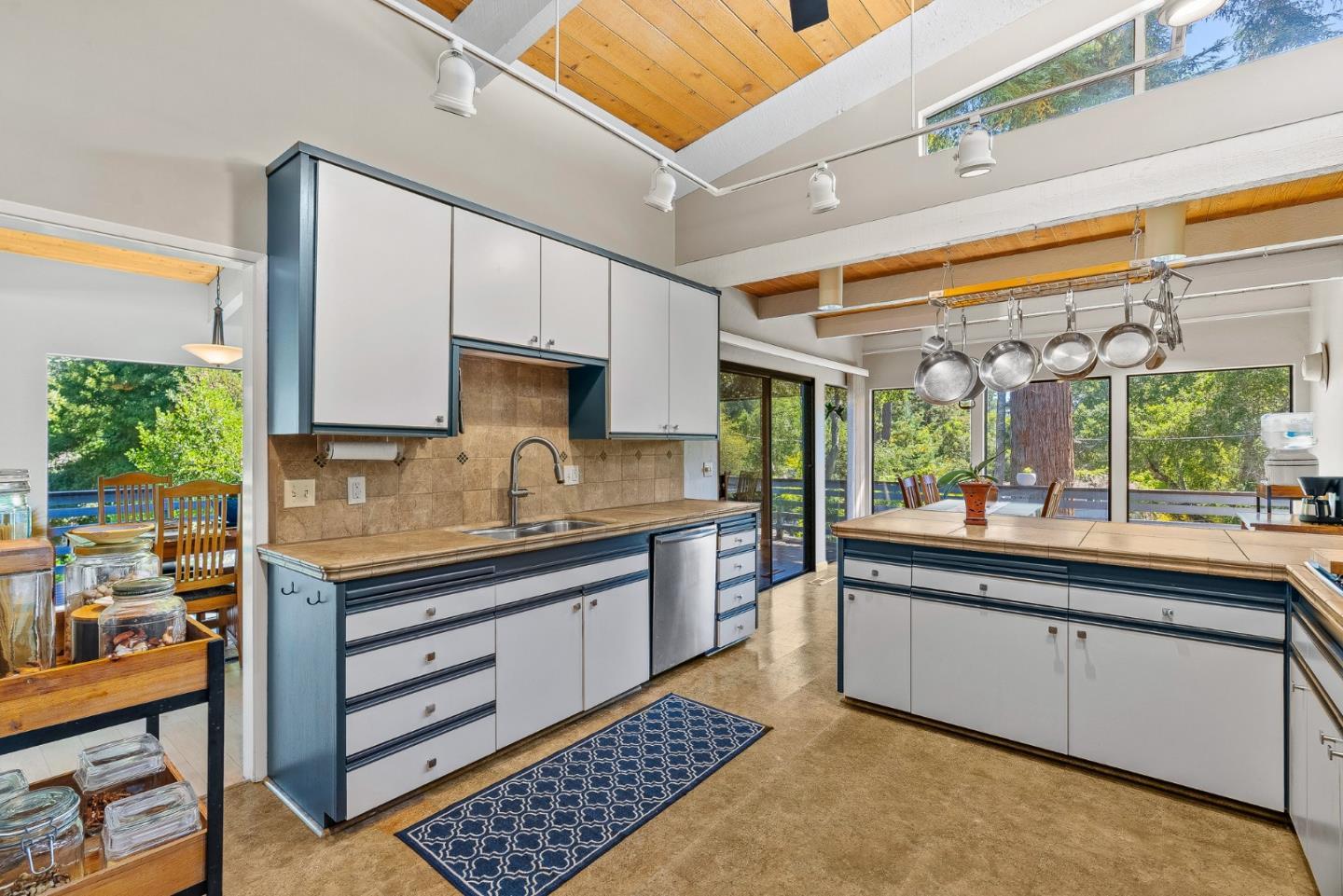 Detail Gallery Image 9 of 52 For 152 Montclair Dr, Santa Cruz,  CA 95060 - 4 Beds | 3 Baths