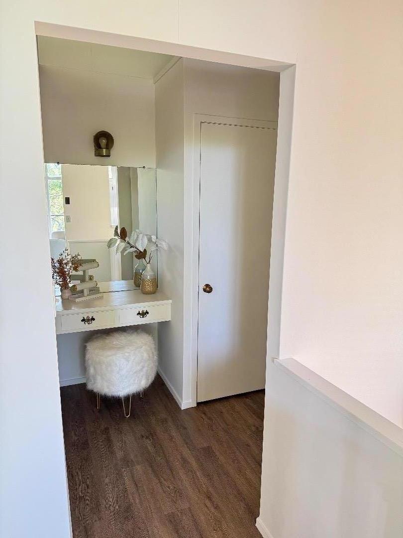 Detail Gallery Image 10 of 14 For 277 Oakview Dr, San Carlos,  CA 94070 - 3 Beds | 2/1 Baths