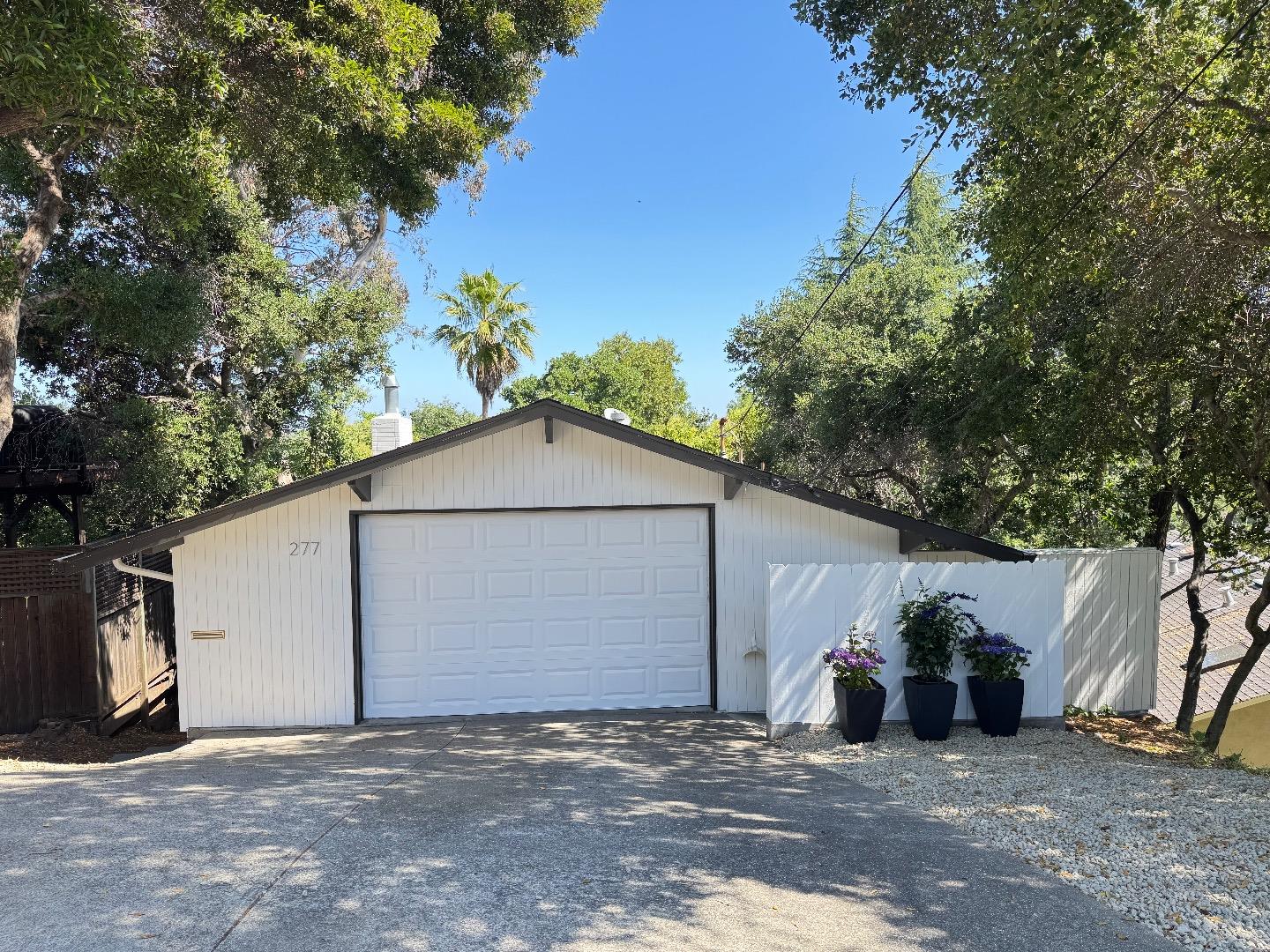 Detail Gallery Image 3 of 14 For 277 Oakview Dr, San Carlos,  CA 94070 - 3 Beds | 2/1 Baths