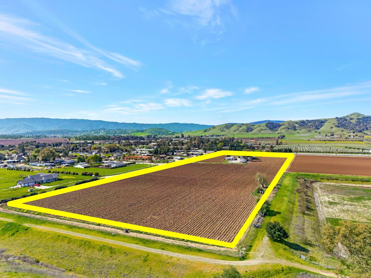 Detail Gallery Image 3 of 22 For 11580 Monterey Rd, Gilroy,  CA 95020 - 3 Beds | 1 Baths