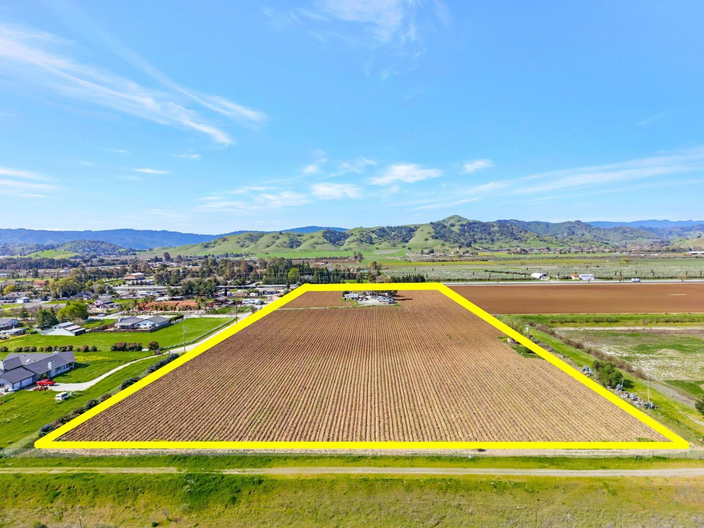 Detail Gallery Image 4 of 22 For 11580 Monterey Rd, Gilroy,  CA 95020 - 3 Beds | 1 Baths