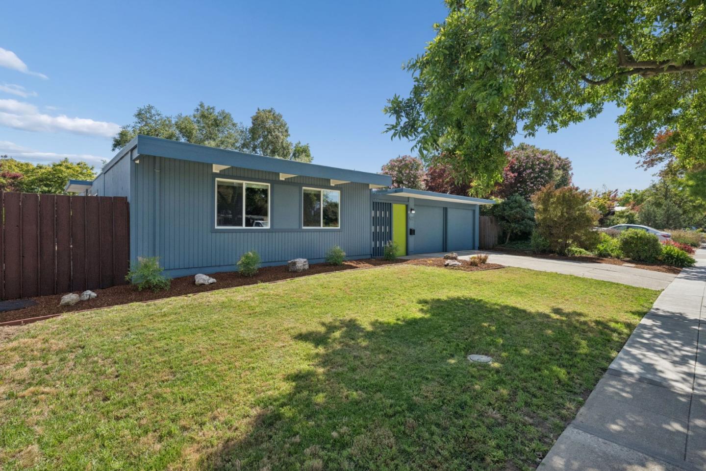 Detail Gallery Image 3 of 46 For 822 Dartshire Way, Sunnyvale,  CA 94087 - 4 Beds | 2 Baths