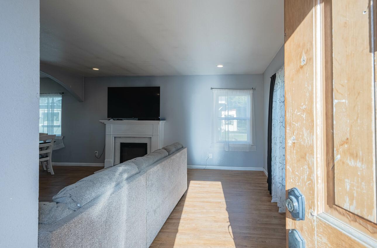 Detail Gallery Image 2 of 28 For 121 Oak St, Salinas,  CA 93901 - 3 Beds | 2 Baths