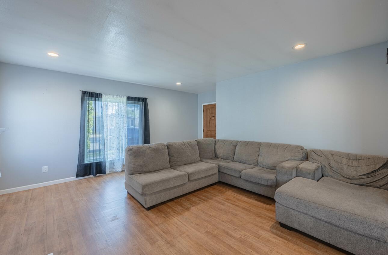 Detail Gallery Image 3 of 28 For 121 Oak St, Salinas,  CA 93901 - 3 Beds | 2 Baths