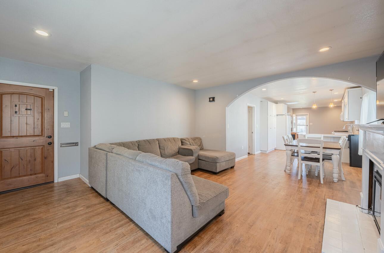 Detail Gallery Image 4 of 28 For 121 Oak St, Salinas,  CA 93901 - 3 Beds | 2 Baths