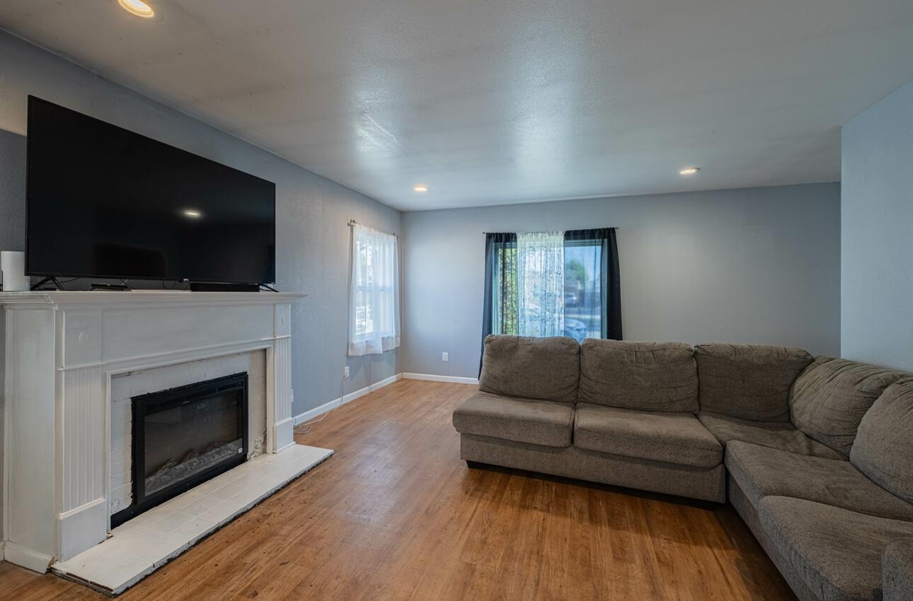 Detail Gallery Image 5 of 28 For 121 Oak St, Salinas,  CA 93901 - 3 Beds | 2 Baths