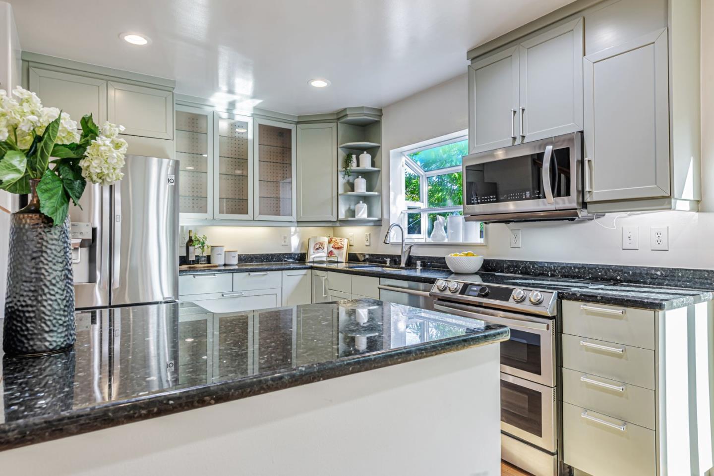 Detail Gallery Image 6 of 43 For 3704 Fair Oaks Ave, Menlo Park,  CA 94025 - 4 Beds | 2 Baths