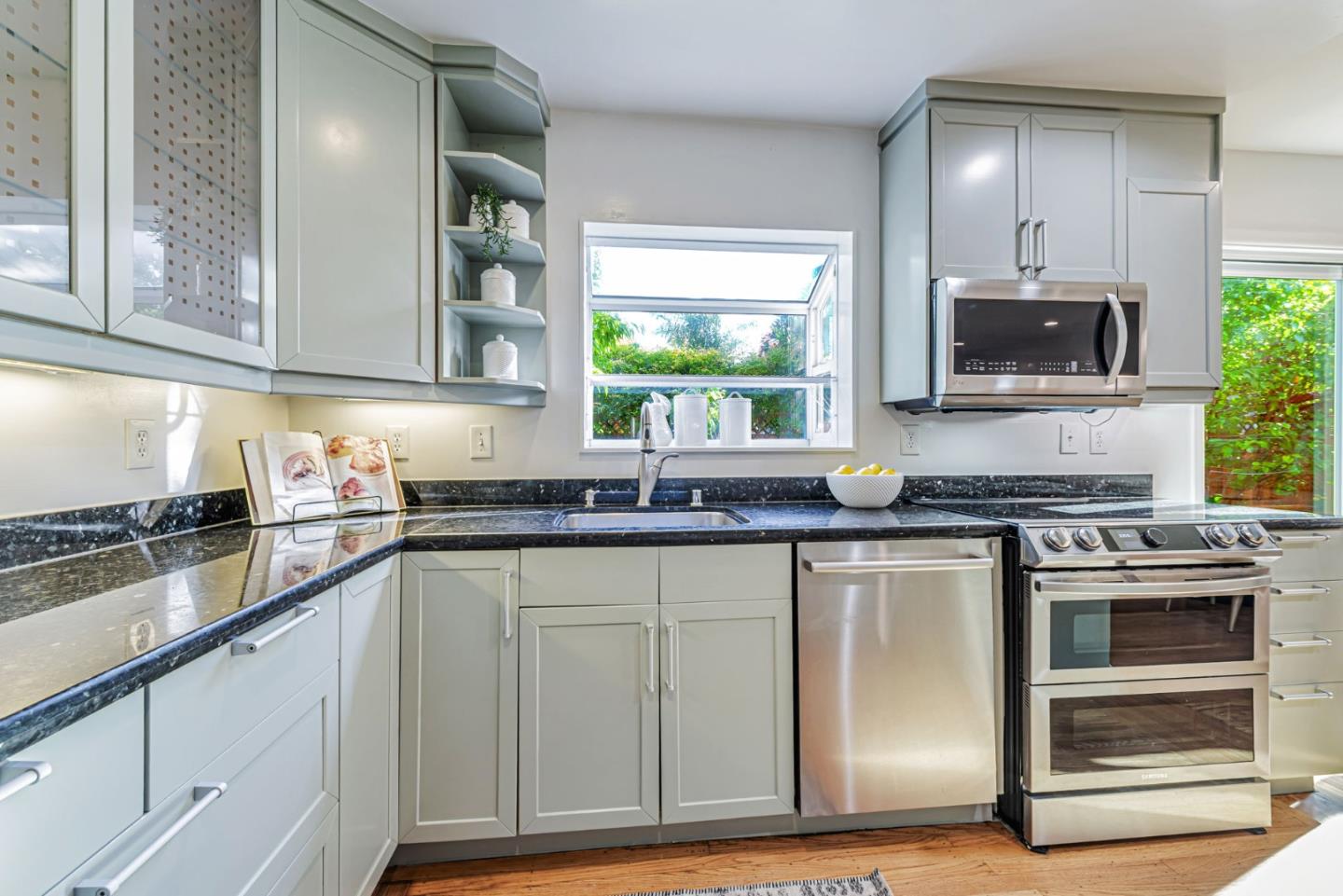 Detail Gallery Image 7 of 43 For 3704 Fair Oaks Ave, Menlo Park,  CA 94025 - 4 Beds | 2 Baths