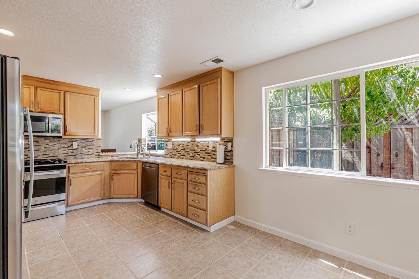 Detail Gallery Image 6 of 40 For 9360 Benbow Dr, Gilroy,  CA 95020 - 3 Beds | 2/1 Baths