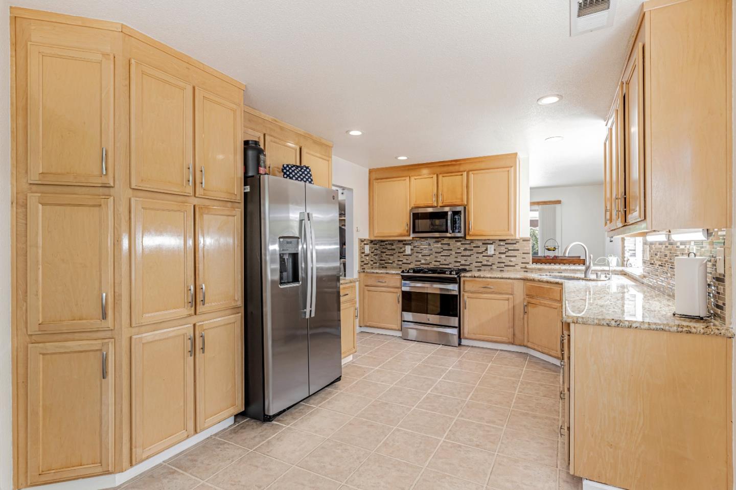 Detail Gallery Image 7 of 40 For 9360 Benbow Dr, Gilroy,  CA 95020 - 3 Beds | 2/1 Baths
