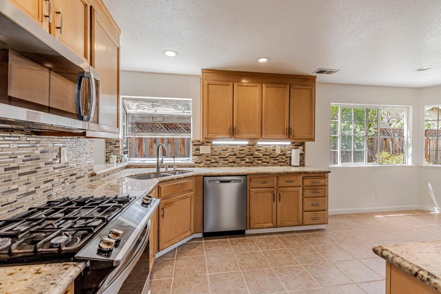 Detail Gallery Image 8 of 40 For 9360 Benbow Dr, Gilroy,  CA 95020 - 3 Beds | 2/1 Baths