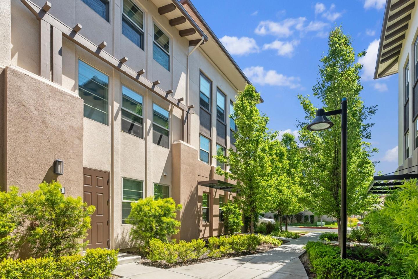 Detail Gallery Image 3 of 39 For 996 Cassia Pl, San Jose,  CA 95131 - 4 Beds | 3/1 Baths