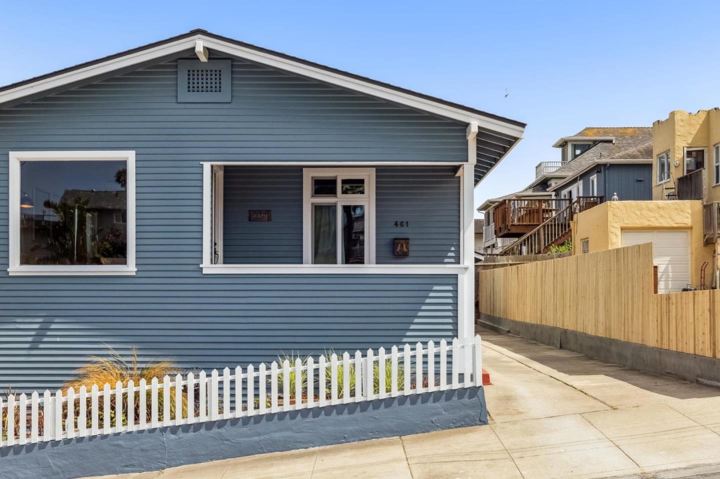 Detail Gallery Image 2 of 39 For 461 Dickman Ave, Monterey,  CA 93940 - 3 Beds | 2 Baths