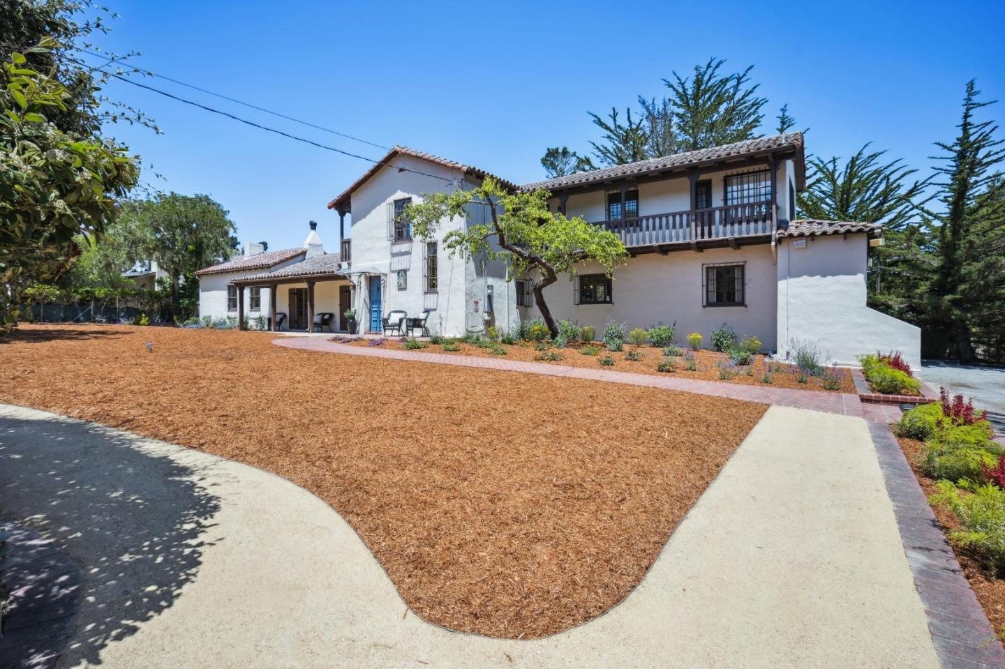 Detail Gallery Image 5 of 66 For 401 San Bernabe Dr, Monterey,  CA 93940 - 5 Beds | 5/1 Baths