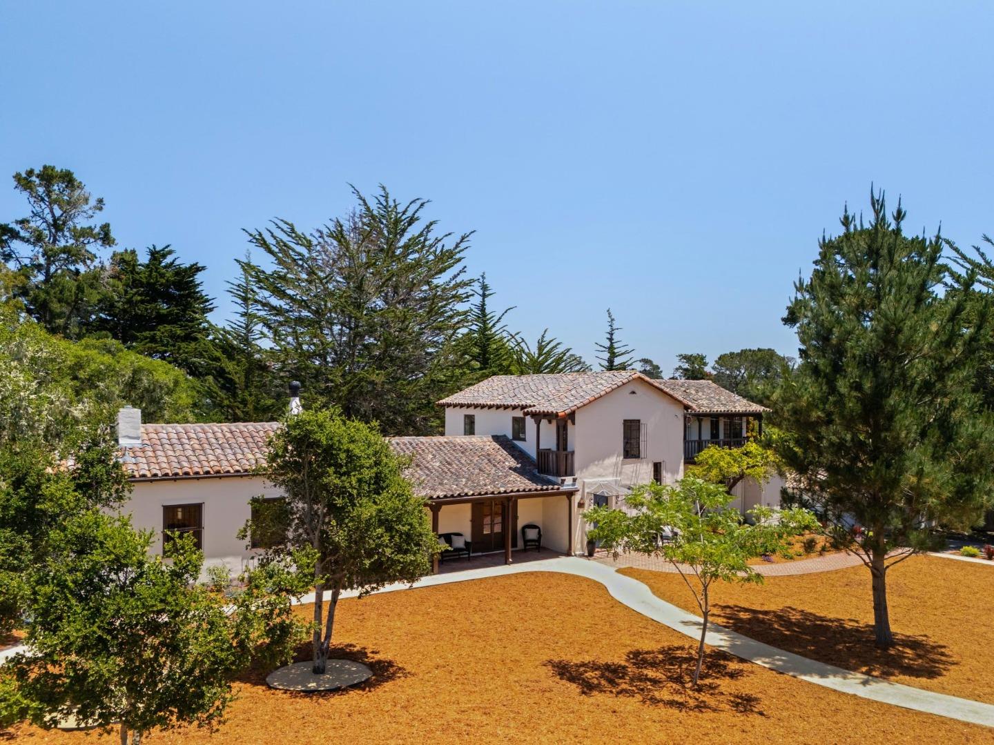 Detail Gallery Image 6 of 66 For 401 San Bernabe Dr, Monterey,  CA 93940 - 5 Beds | 5/1 Baths