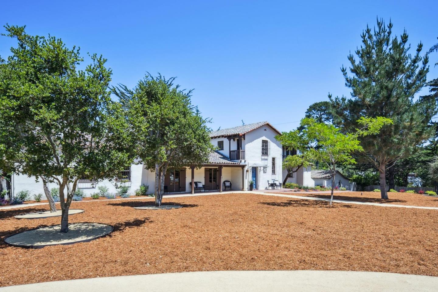 Detail Gallery Image 7 of 66 For 401 San Bernabe Dr, Monterey,  CA 93940 - 5 Beds | 5/1 Baths