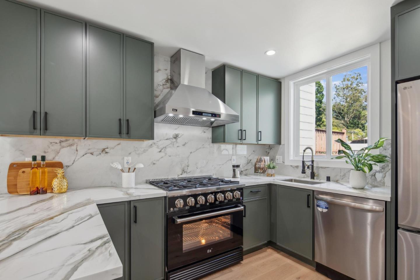 Detail Gallery Image 23 of 57 For 26 Glenview Dr, San Francisco,  CA 94131 - 4 Beds | 3 Baths
