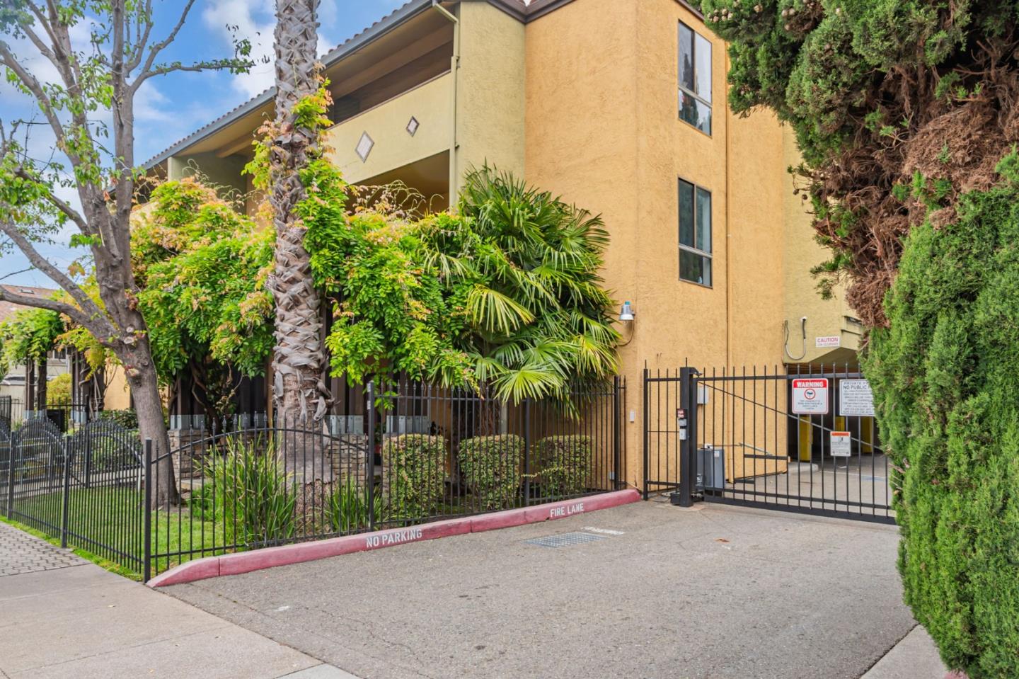 Detail Gallery Image 2 of 24 For 16006 E 14th St #106,  San Leandro,  CA 94578 - 2 Beds | 2 Baths