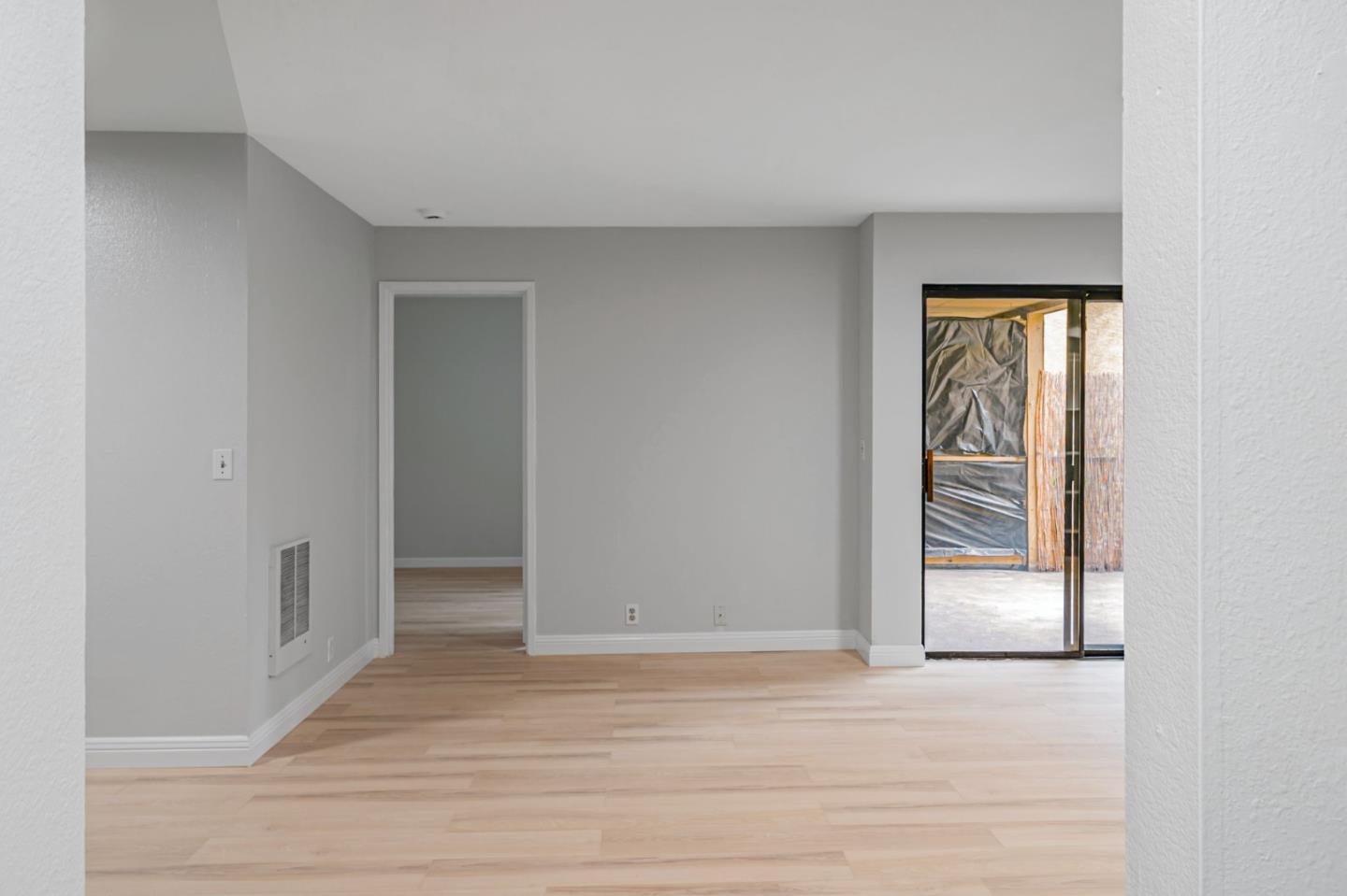 Detail Gallery Image 3 of 24 For 16006 E 14th St #106,  San Leandro,  CA 94578 - 2 Beds | 2 Baths