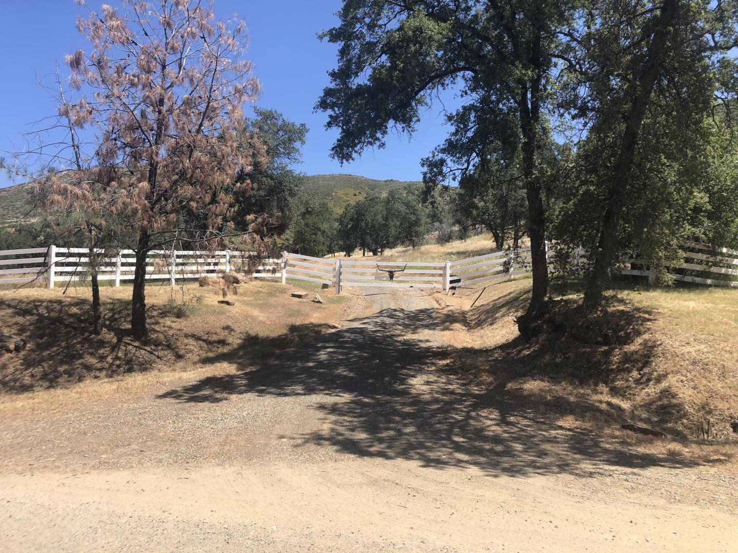 Detail Gallery Image 2 of 44 For 8260 Hunters Valley Rd, Mariposa,  CA 95338 - 3 Beds | 2 Baths