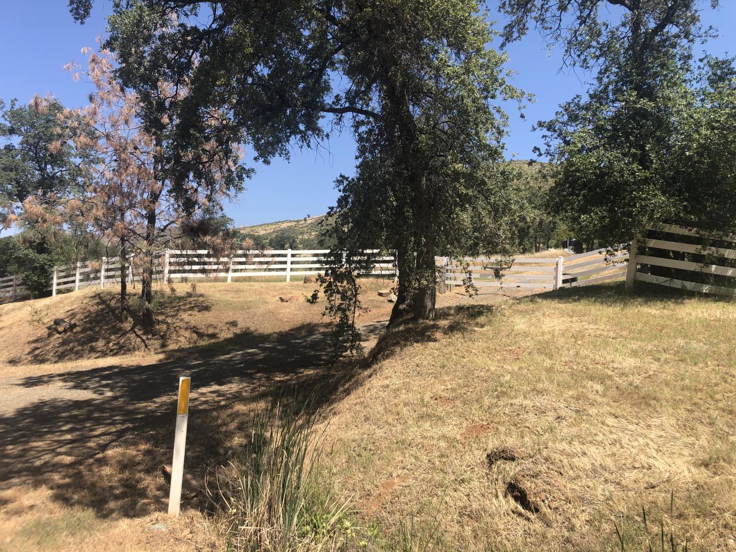 Detail Gallery Image 4 of 44 For 8260 Hunters Valley Rd, Mariposa,  CA 95338 - 3 Beds | 2 Baths