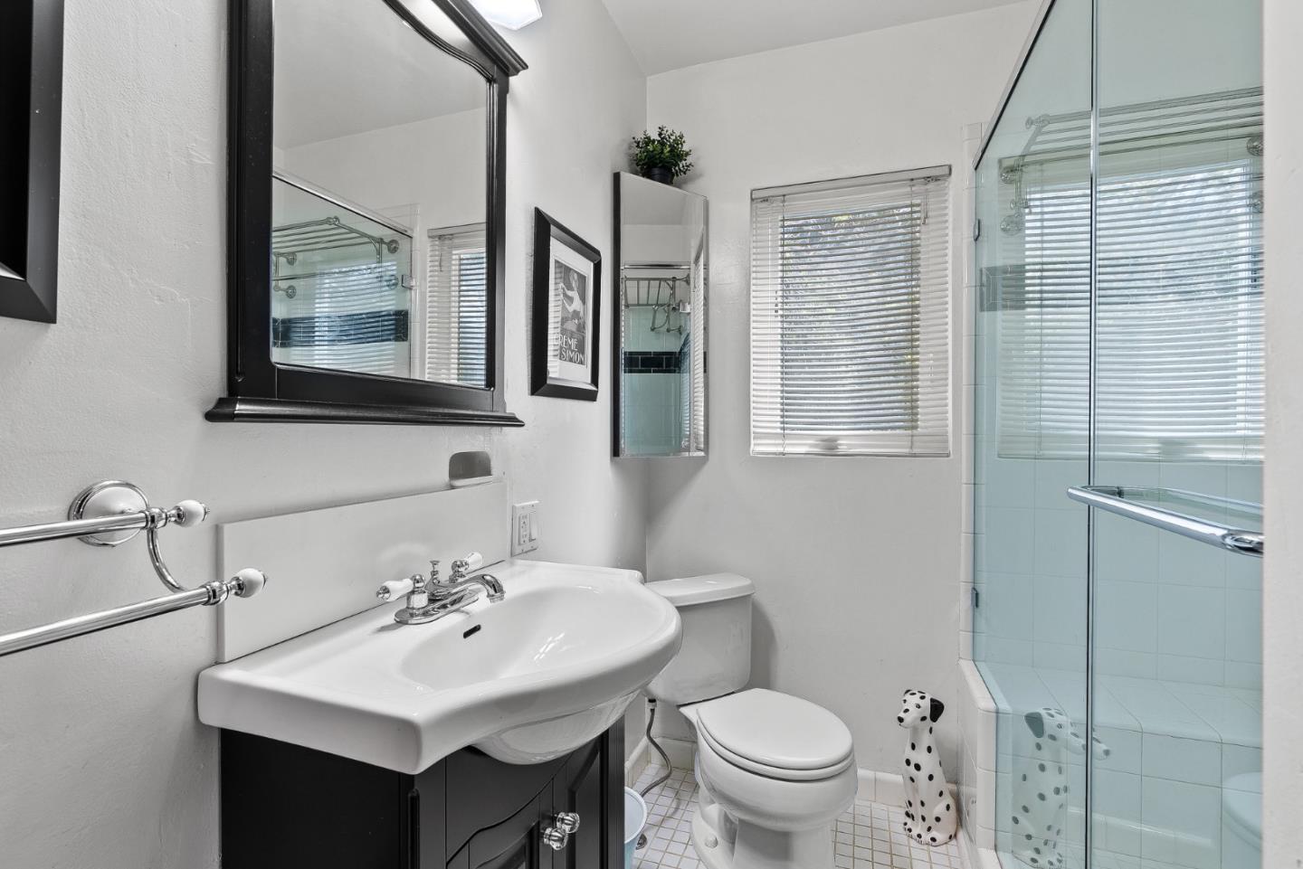 Detail Gallery Image 12 of 27 For 925 Cass St, Monterey,  CA 93940 - 3 Beds | 2 Baths