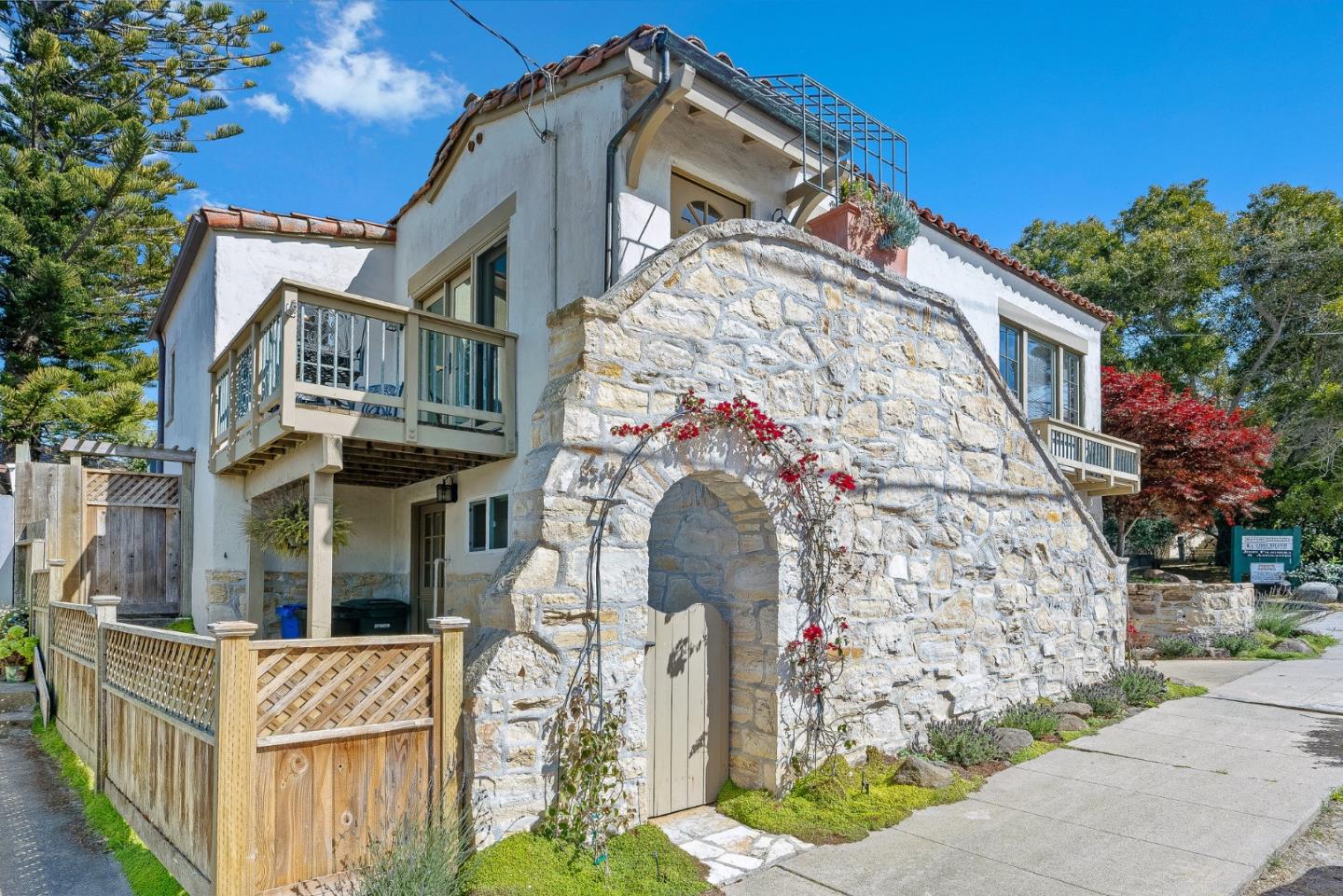 Detail Gallery Image 2 of 27 For 925 Cass St, Monterey,  CA 93940 - 3 Beds | 2 Baths