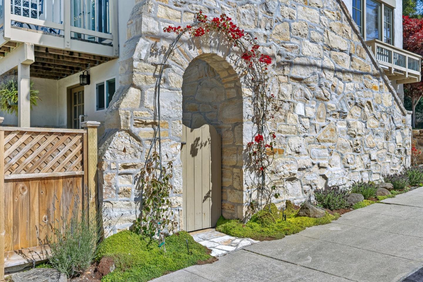 Detail Gallery Image 3 of 27 For 925 Cass St, Monterey,  CA 93940 - 3 Beds | 2 Baths
