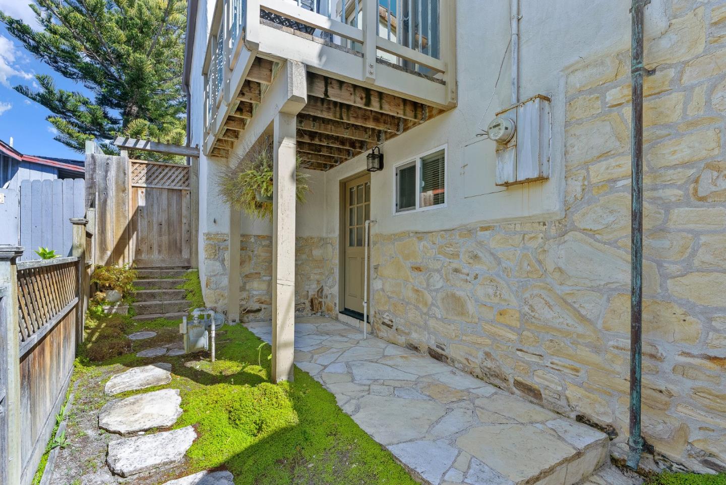 Detail Gallery Image 4 of 27 For 925 Cass St, Monterey,  CA 93940 - 3 Beds | 2 Baths