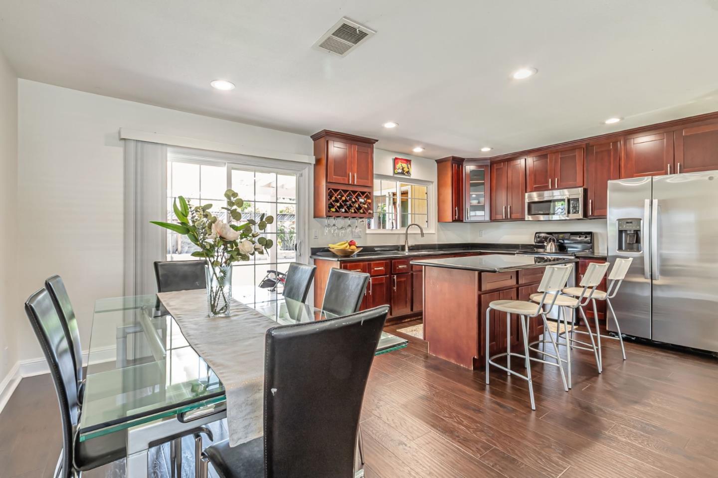 Detail Gallery Image 7 of 20 For 1570 Dina Ct, San Jose,  CA 95121 - 4 Beds | 2 Baths