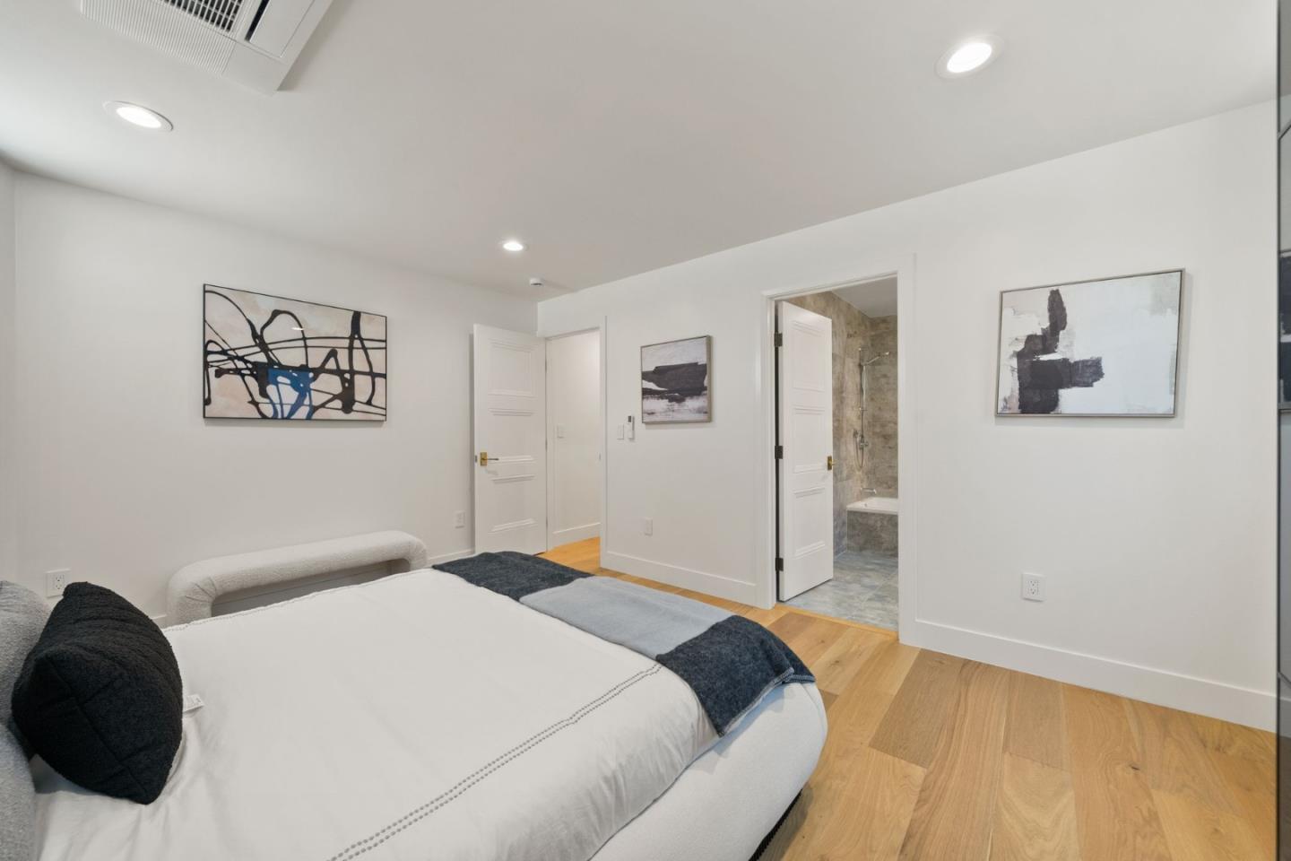 Detail Gallery Image 14 of 72 For 1025 Walnut St, San Carlos,  CA 94070 - 4 Beds | 4 Baths
