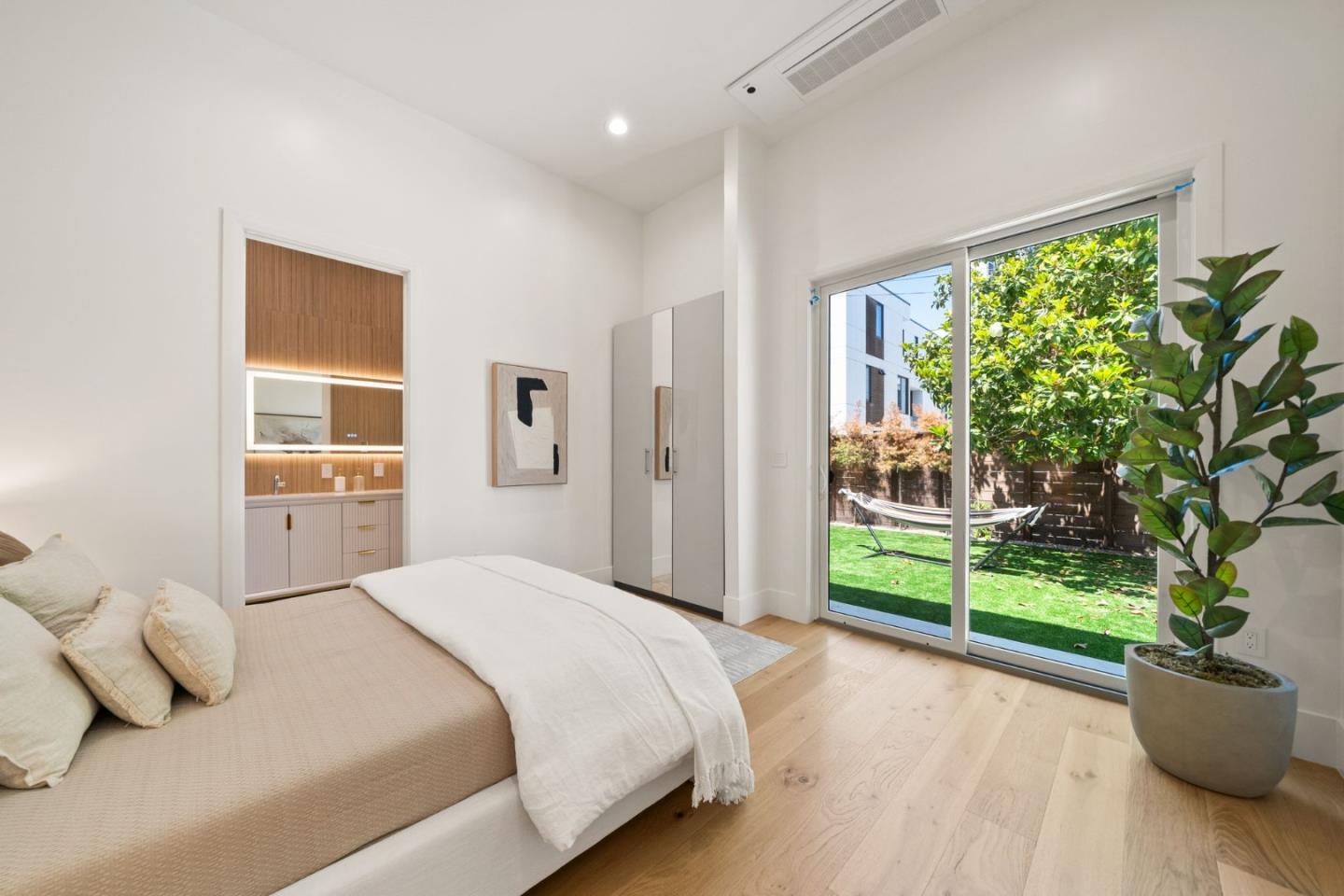 Detail Gallery Image 36 of 72 For 1025 Walnut St, San Carlos,  CA 94070 - 4 Beds | 4 Baths