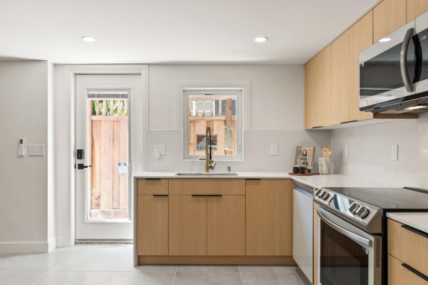 Detail Gallery Image 54 of 72 For 1025 Walnut St, San Carlos,  CA 94070 - 4 Beds | 4 Baths