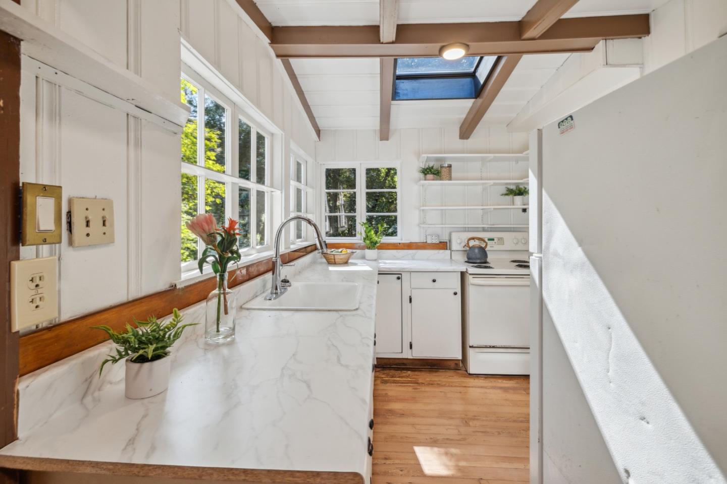 Detail Gallery Image 10 of 88 For 235 Creekside Ln, Santa Cruz,  CA 95060 - 2 Beds | 2 Baths
