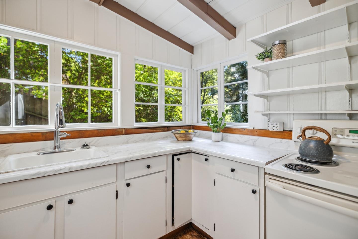 Detail Gallery Image 12 of 88 For 235 Creekside Ln, Santa Cruz,  CA 95060 - 2 Beds | 2 Baths
