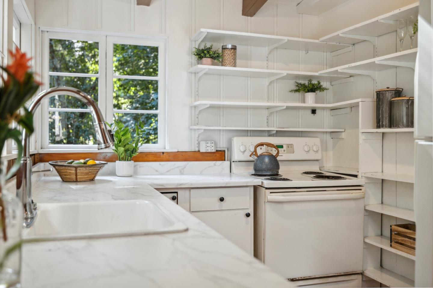 Detail Gallery Image 13 of 88 For 235 Creekside Ln, Santa Cruz,  CA 95060 - 2 Beds | 2 Baths