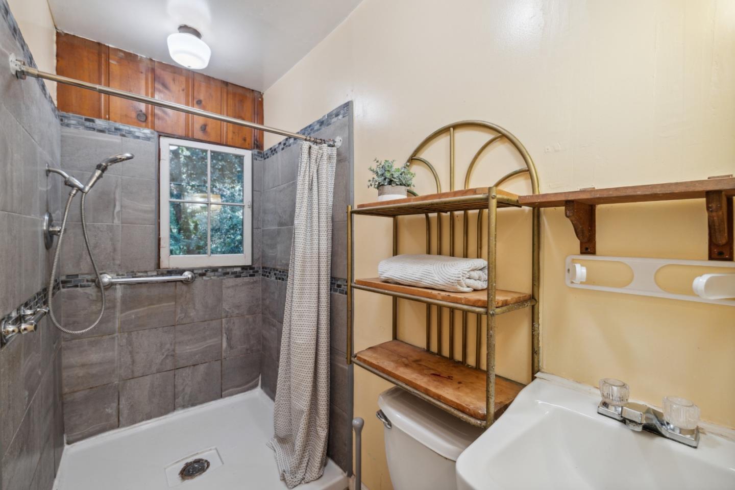 Detail Gallery Image 18 of 88 For 235 Creekside Ln, Santa Cruz,  CA 95060 - 2 Beds | 2 Baths
